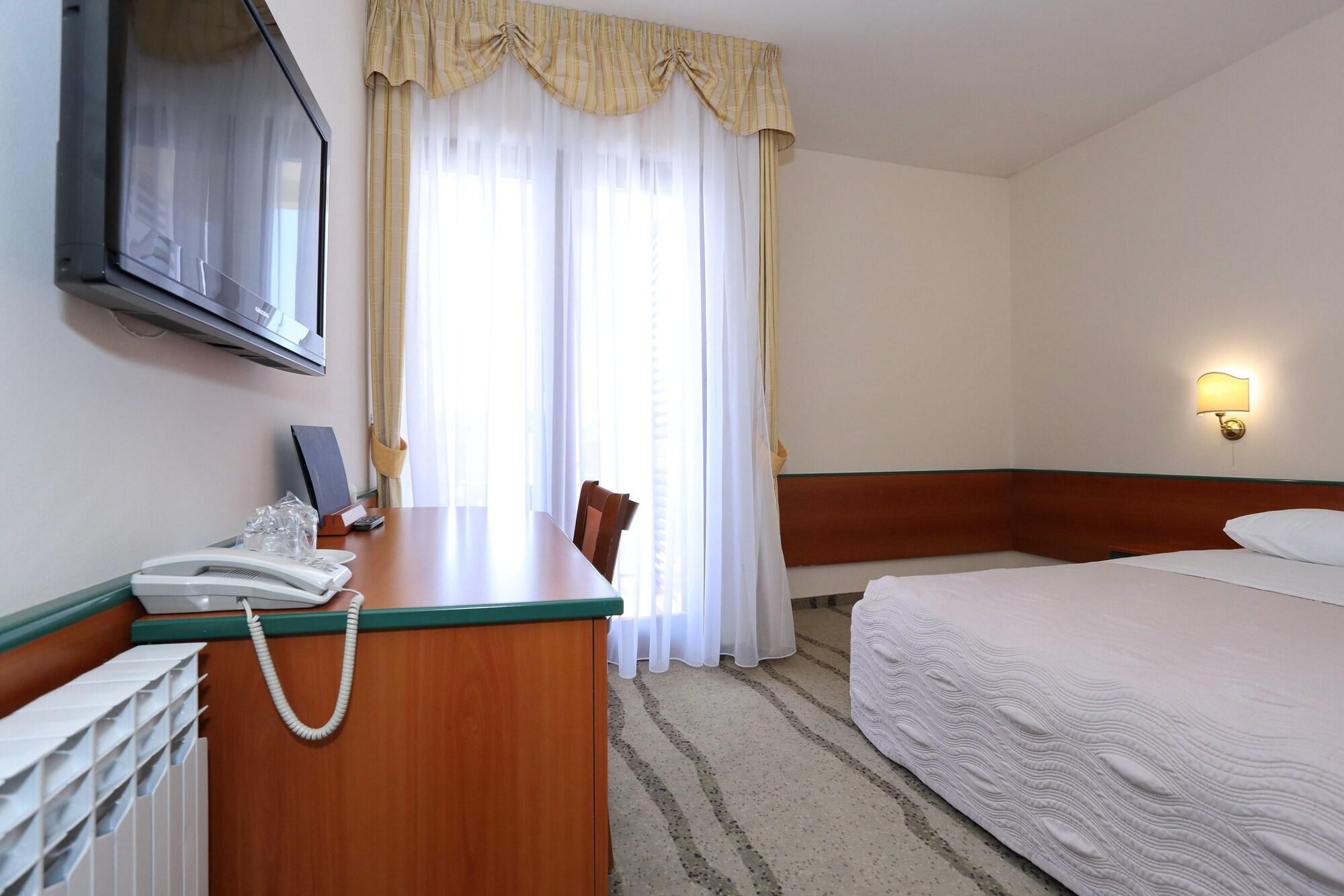 Hotel Mediteran Задар Екстериор снимка