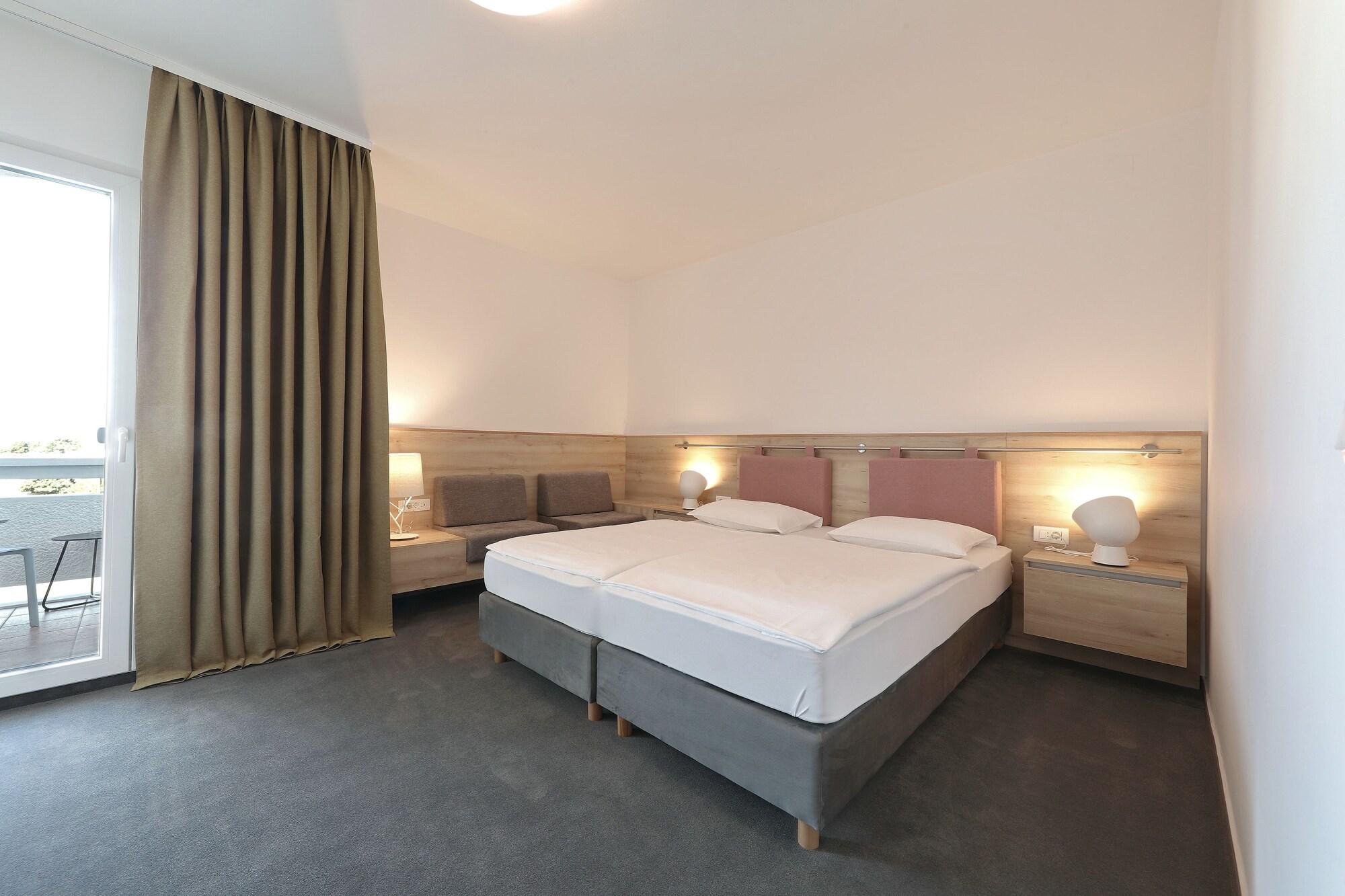 Hotel Mediteran Задар Екстериор снимка