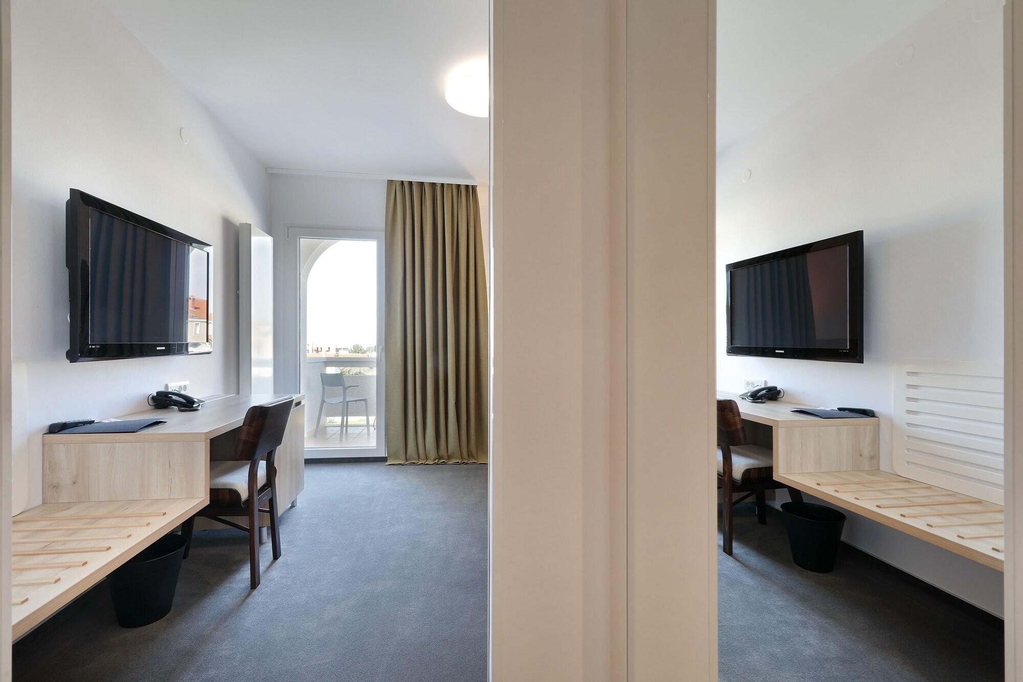 Hotel Mediteran Задар Екстериор снимка