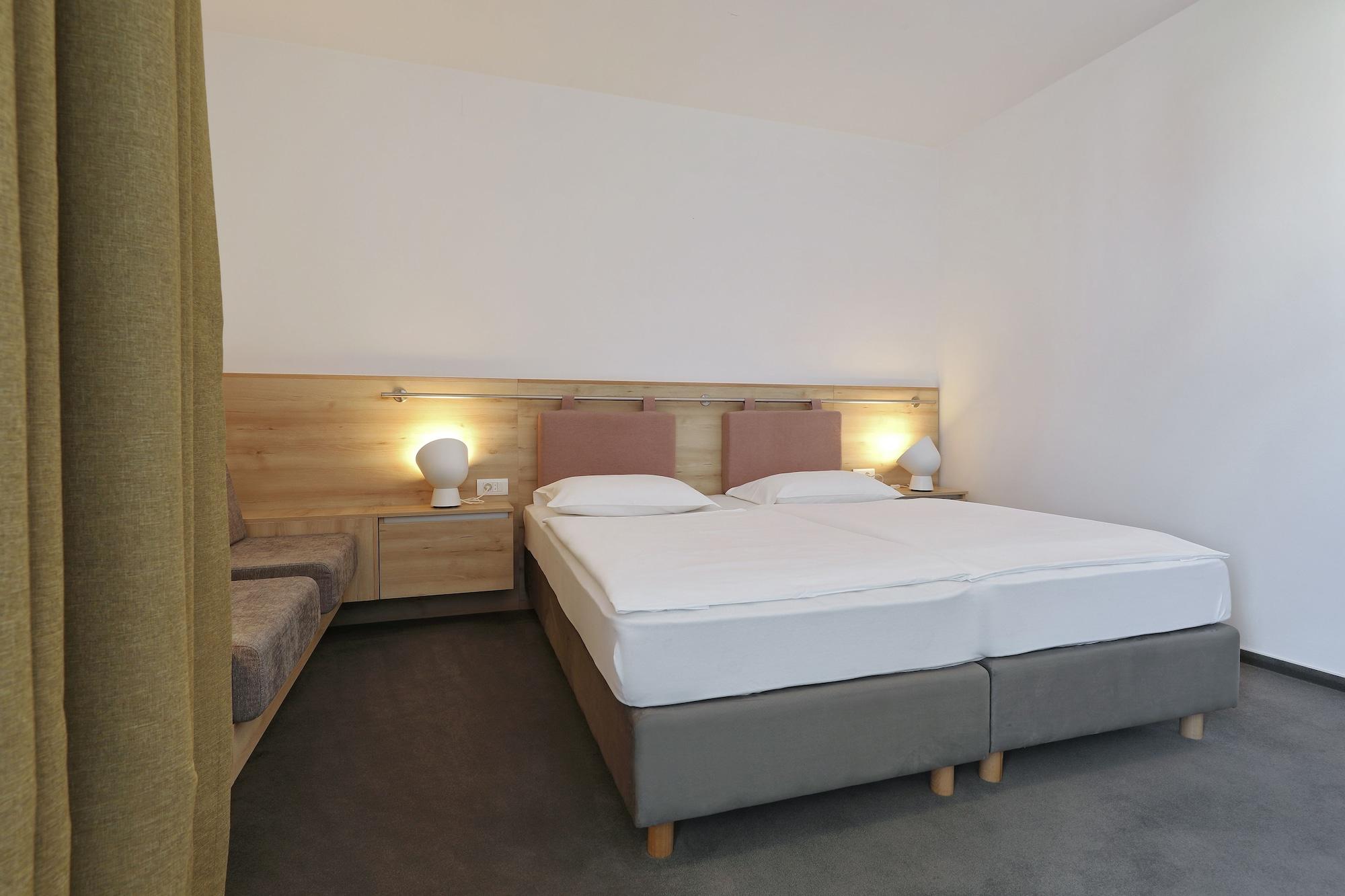 Hotel Mediteran Задар Екстериор снимка